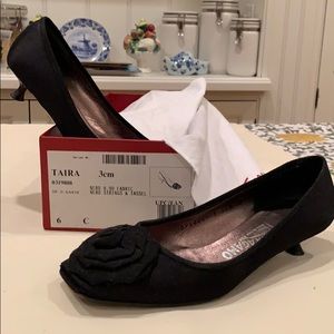 Blk silk Ferragamo kitten heel pumps; size 6C